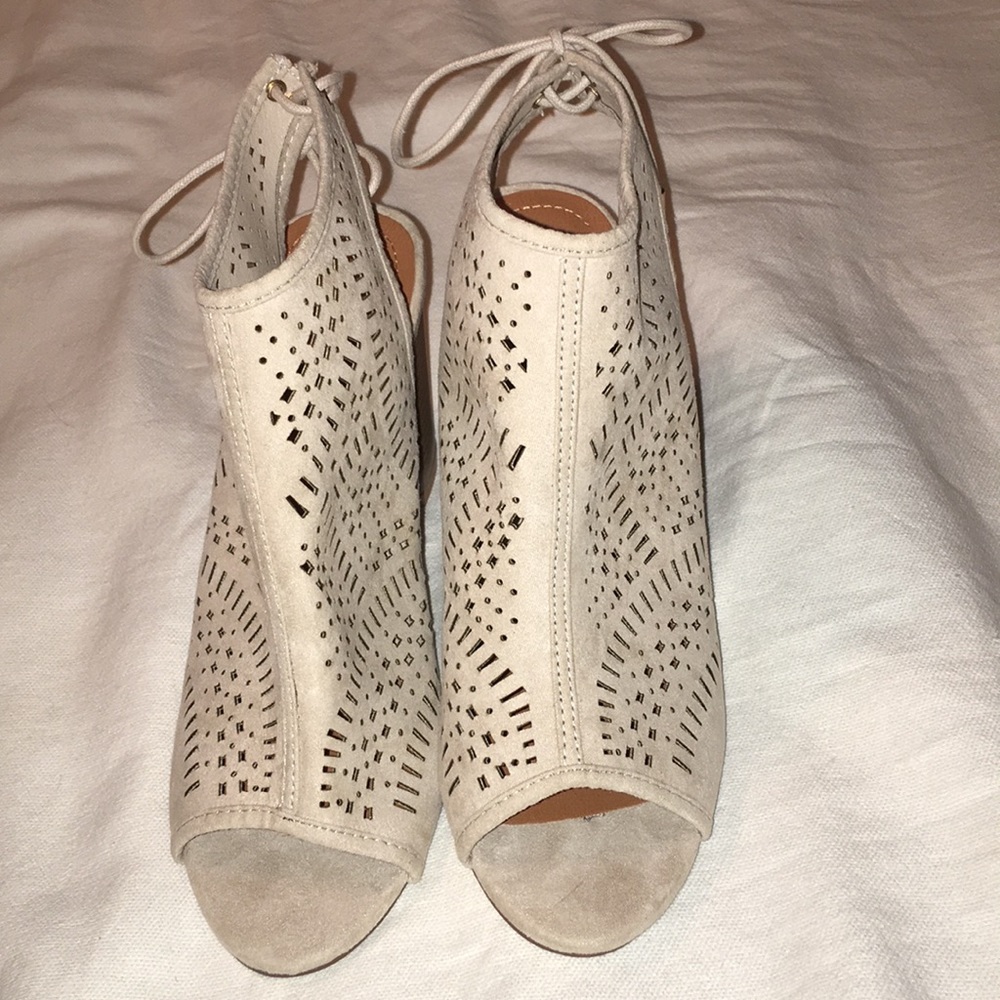 NWOB cute perforated suede heels